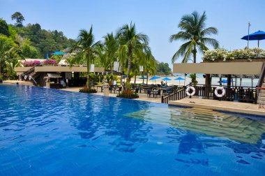 Okyanus kenarındaki Phuket Adası 'nda güzel bir otel, Tayland.