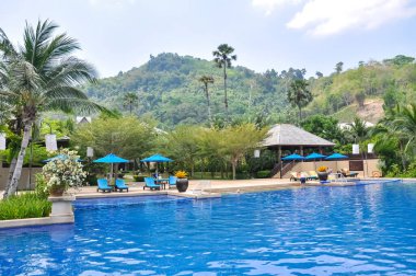 Okyanus kenarındaki Phuket Adası 'nda güzel bir otel, Tayland.