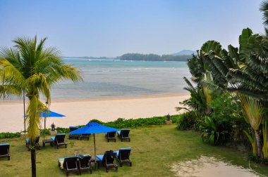 Okyanus kenarındaki Phuket Adası 'nda güzel bir otel, Tayland.