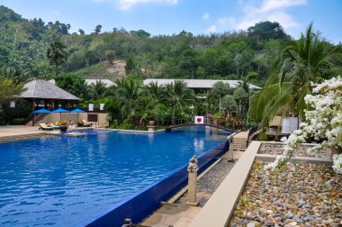 Okyanus kenarındaki Phuket Adası 'nda güzel bir otel, Tayland.