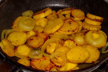 bir tavada soğanlı patates kızartması