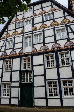 Alman şehrinde güzel bir bina. Almanya, Soest 'te Yürü.