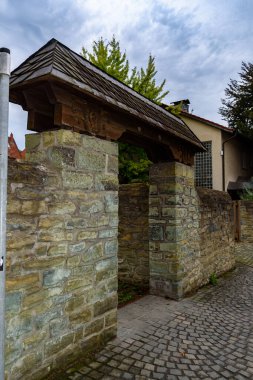 Alman kasabasındaki eski taş duvar. Almanya, Soest 'te Yürü.