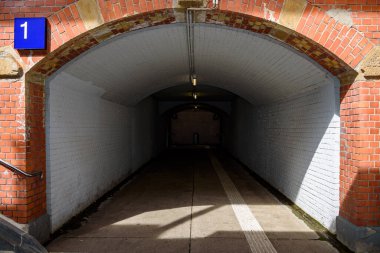 Almanya 'da bir tuğla duvarda tünel