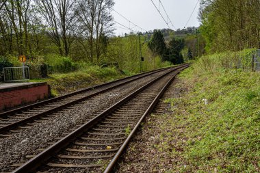 Yazın Almanya 'nın banliyölerinde demiryolu