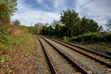 Yazın Almanya 'nın banliyölerinde demiryolu