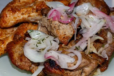 Soğanlı sulu domuz şiş ve ızgara tavuk kanadı.