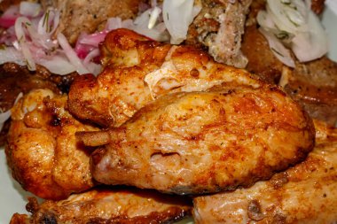Soğanlı sulu domuz şiş ve ızgara tavuk kanadı.