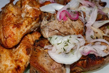 Soğanlı sulu domuz şiş ve ızgara tavuk kanadı.