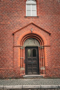 Almanya 'da eski bir kırmızı tuğlalı evde kapı