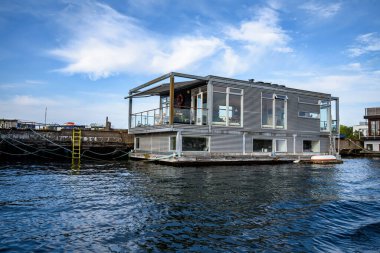 Danimarka, Kopenhag 'da Öresund Boğazı' nda tekne gezisi.