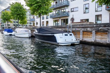Danimarka, Kopenhag 'da Öresund Boğazı' nda tekne gezisi.