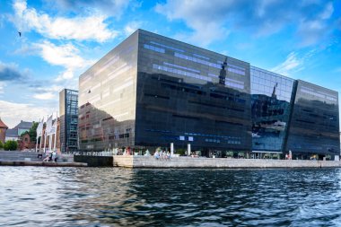 Danimarka, Kopenhag 'da Öresund Boğazı' nda tekne gezisi.