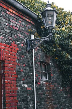 Eski kırmızı duvarda klasik sokak lambası