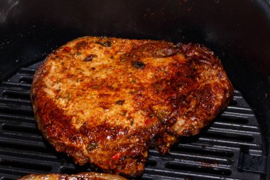 Domuz bifteği ızgarada pişirilir.