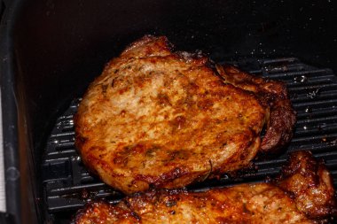 Domuz bifteği ızgarada pişirilir.