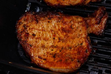 Domuz bifteği ızgarada pişirilir.