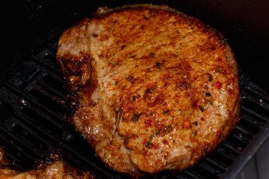 Domuz bifteği ızgarada pişirilir.