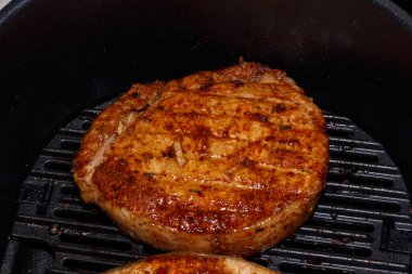 Domuz bifteği ızgarada pişirilir.