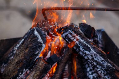 Et pişirmek için ızgarada ateş.