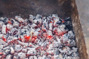 Et pişirmek için ızgarada ateş.