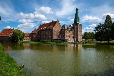 Raesfeld Şatosu Almanya 'da su üzerinde