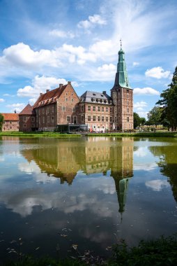 Raesfeld Şatosu Almanya 'da su üzerinde