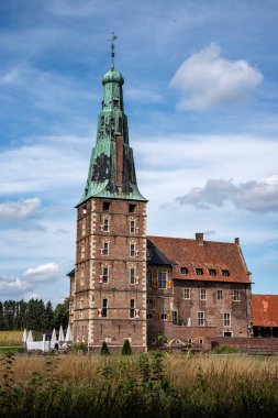 Raesfeld Şatosu Almanya 'da su üzerinde