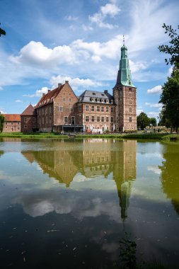 Raesfeld Şatosu Almanya 'da su üzerinde
