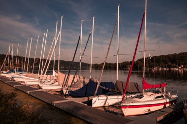 Kıyıya yakın bir sürü yat var..