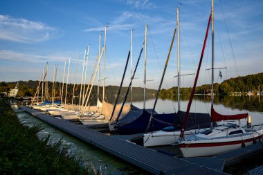 Kıyıya yakın bir sürü yat var..