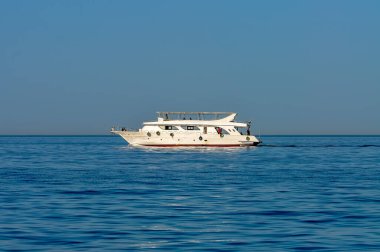 Mısır 'da Kızıl Deniz' in ufuklarında bir tekne.