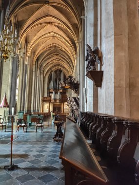 İçerideki bir Hristiyan tapınağının atmosferik fotoğrafları. Almanya 'da kilise içeriden
