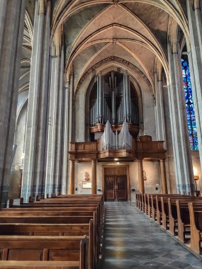 İçerideki bir Hristiyan tapınağının atmosferik fotoğrafları. Almanya 'da kilise içeriden
