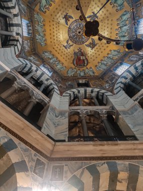 İçerideki bir Hristiyan tapınağının atmosferik fotoğrafları. Almanya 'da kilise içeriden