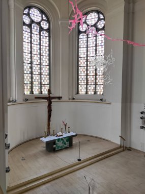 İçerideki bir Hristiyan tapınağının atmosferik fotoğrafları. Almanya 'da kilise içeriden