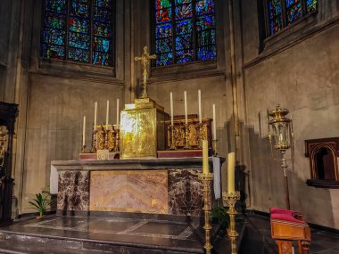 İçerideki bir Hristiyan tapınağının atmosferik fotoğrafları. Almanya 'da kilise içeriden