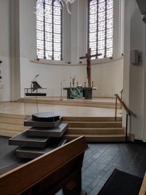 İçerideki bir Hristiyan tapınağının atmosferik fotoğrafları. Almanya 'da kilise içeriden