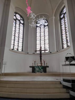 İçerideki bir Hristiyan tapınağının atmosferik fotoğrafları. Almanya 'da kilise içeriden