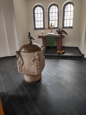 İçerideki bir Hristiyan tapınağının atmosferik fotoğrafları. Almanya 'da kilise içeriden