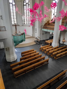 İçerideki bir Hristiyan tapınağının atmosferik fotoğrafları. Almanya 'da kilise içeriden