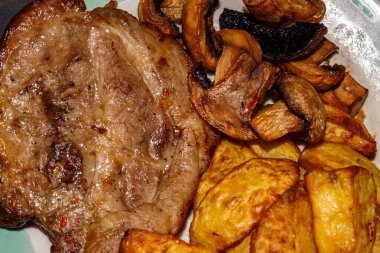 Mantarlı biftek ve ızgarada pişirilmiş patates.