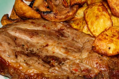 Mantarlı biftek ve ızgarada pişirilmiş patates.