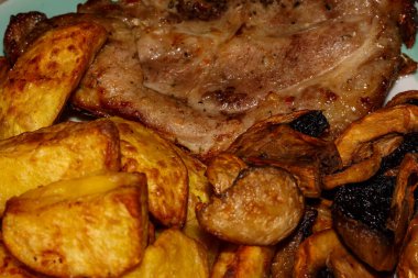 Mantarlı biftek ve ızgarada pişirilmiş patates.