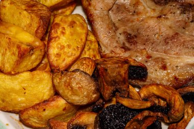 Mantarlı biftek ve ızgarada pişirilmiş patates.