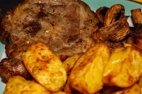 Mantarlı biftek ve ızgarada pişirilmiş patates.