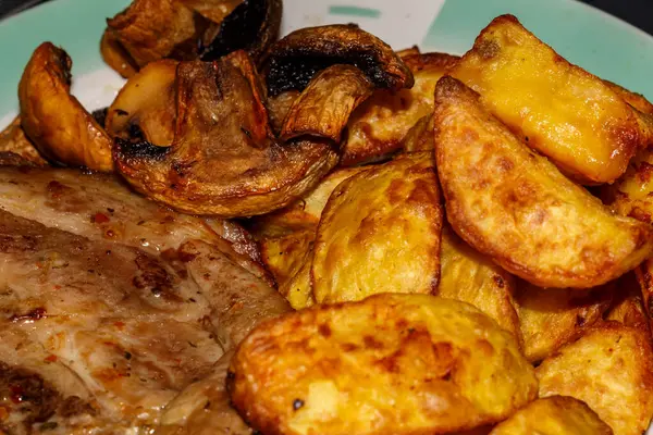 Mantarlı biftek ve ızgarada pişirilmiş patates.