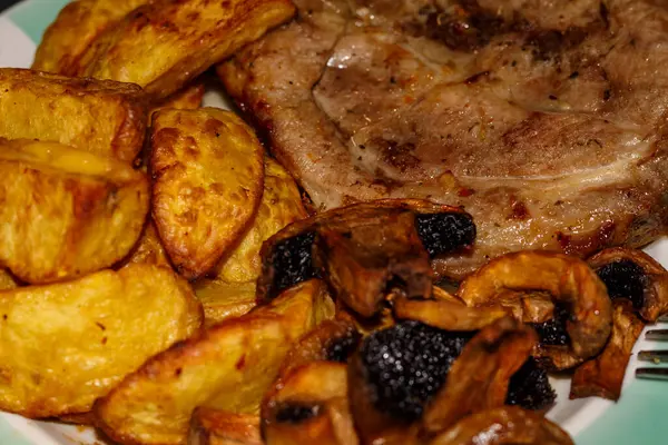 Mantarlı biftek ve ızgarada pişirilmiş patates.