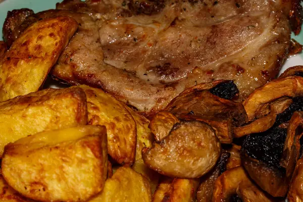 Mantarlı biftek ve ızgarada pişirilmiş patates.