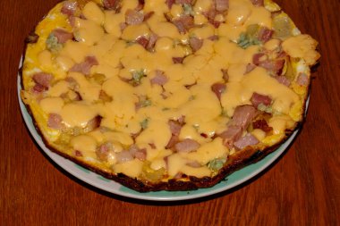 Pastırmalı, peynirli ve sarımsaklı omlet.